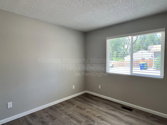 Building Photo - 2462 E Willamette Ave