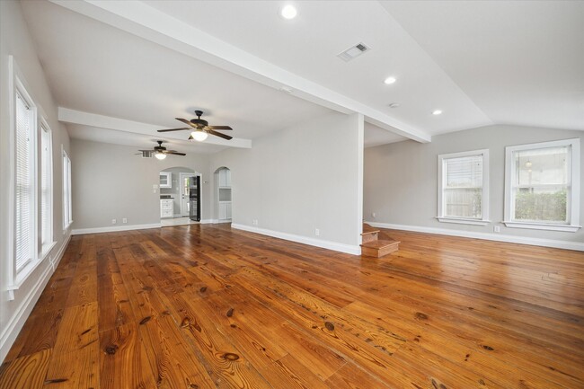 Building Photo - 409 Pecore St