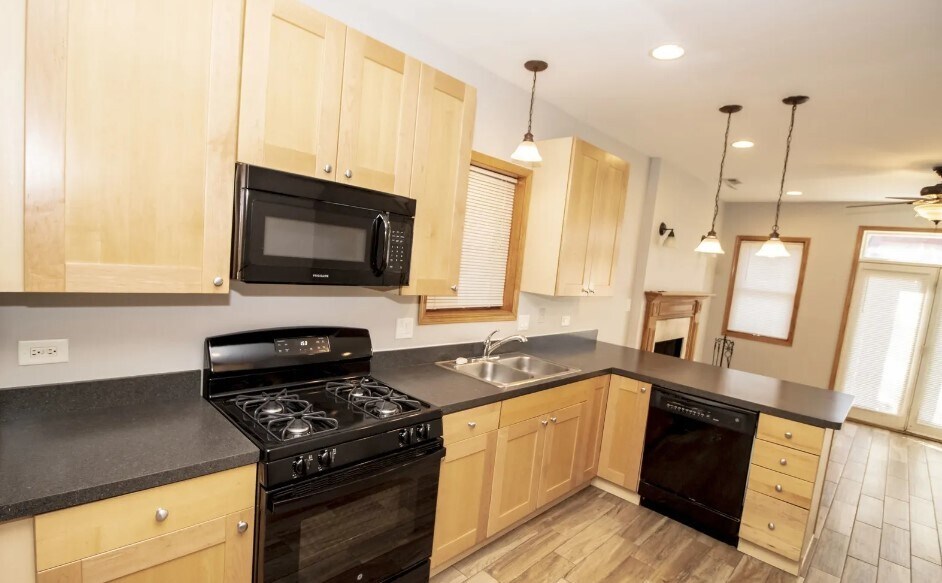 Open kitchen concept - 843 N Mozart St