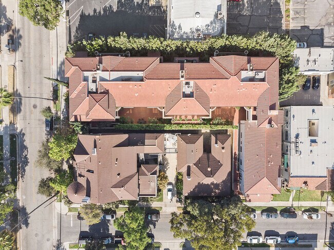 Building Photo - 108 S El Molino Ave