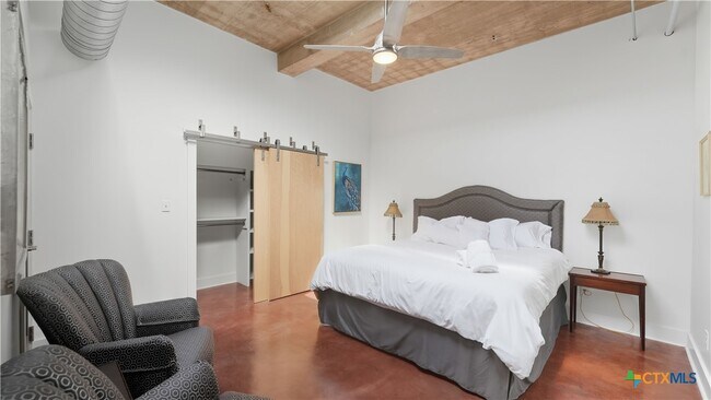 Building Photo - 222 Losoya St