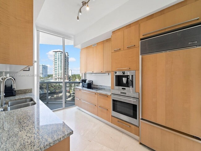 Building Photo - 15901 Collins Ave
