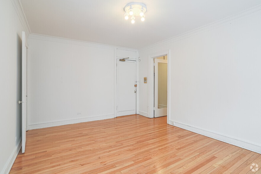 Studio, 1 BA - Living Room - 722 Clark St