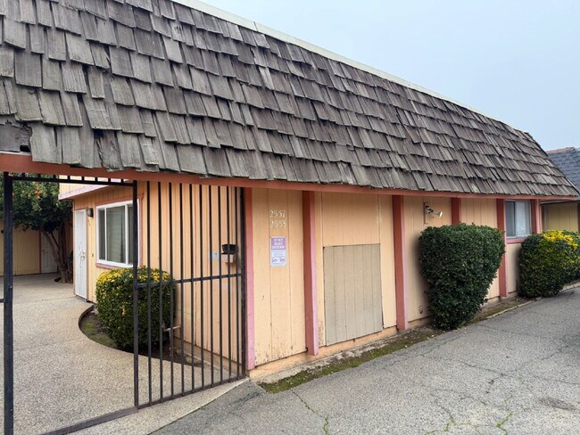 Building Photo - Move In Special!  2553 Glen- 2bd 1 bath