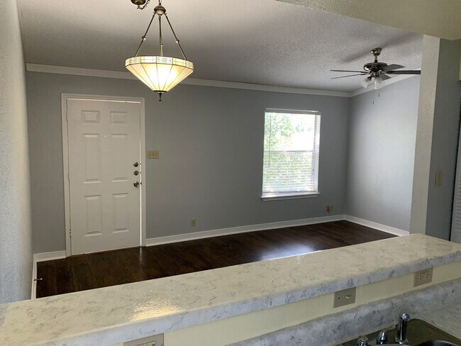 Building Photo - Ready for Move In  Nice & Clean 1 Bedroom ...