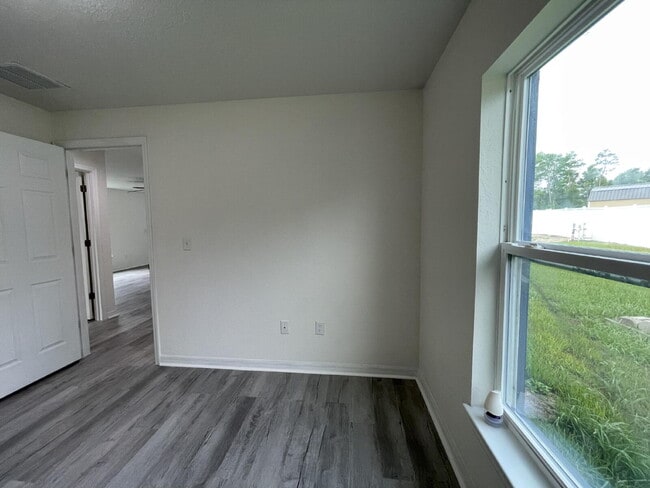 Building Photo - Move-In Ready! Beautiful 3BR/2BA with New Flooring & Fresh Paint
