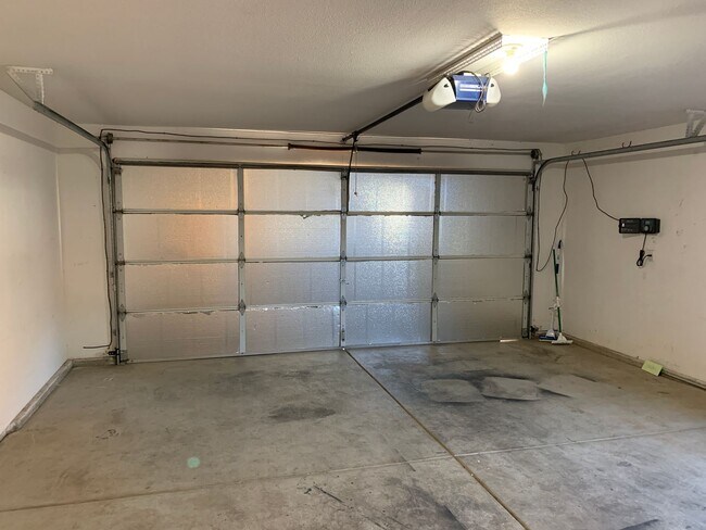 Building Photo - Updated 3 bedroom 2 bathroom close to Meriam Park!