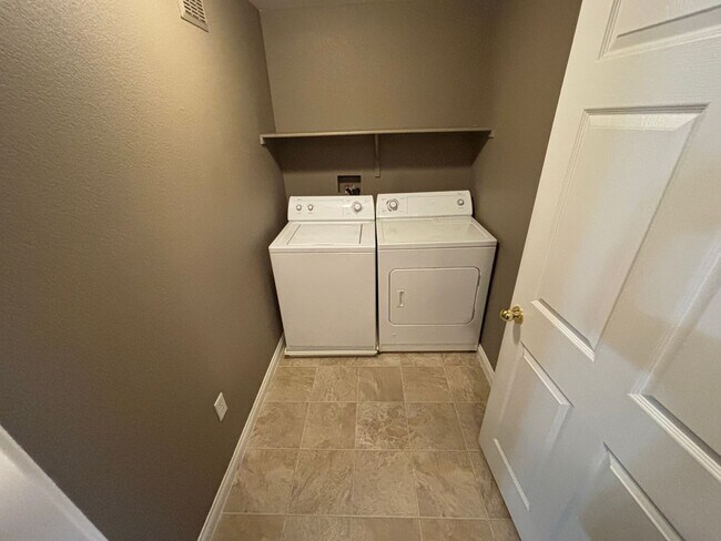 Building Photo - Beautiful 2Bed/2Bath Condo located in the ...