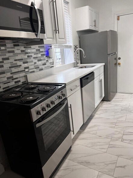 Kitchen w/window and entry to large backyard - 2448 Lakeview Ave