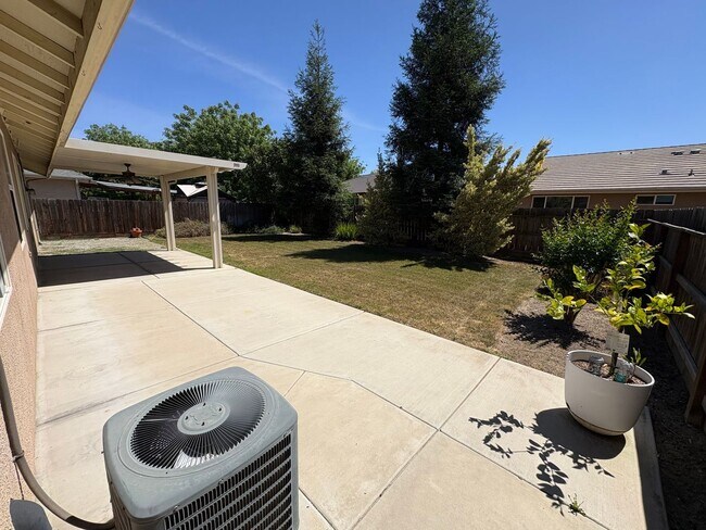 Building Photo - Lovely home available now!