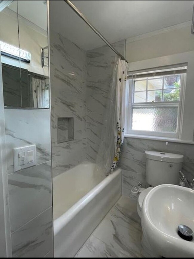 shared bathroom - 76 Glen Ridge Ave