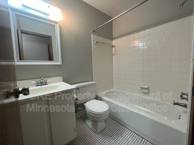 Building Photo - 1696 Pleasant St Apt C