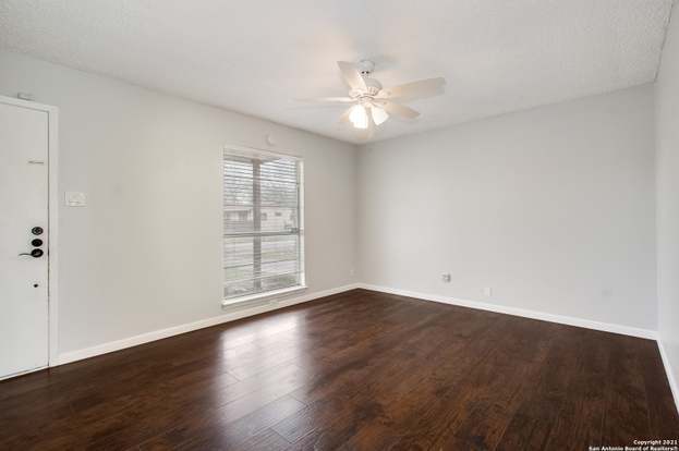 Building Photo - 300 Roanoke Dr