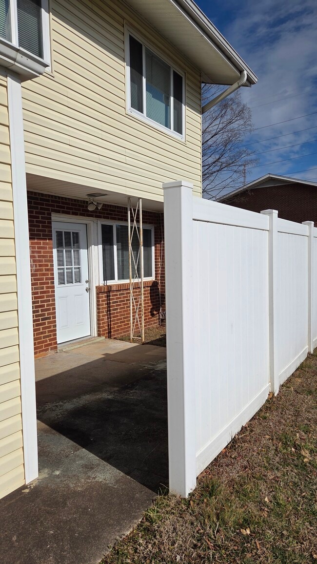 Building Photo - 2337 Champion Ct