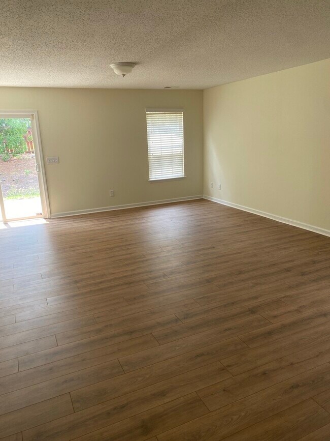 Building Photo - 113 Chatham Trace