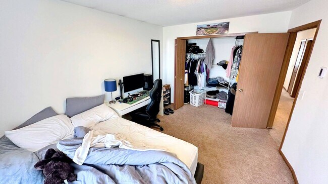 Building Photo - Off Campus Housing Option - Spacious 3 Bed...