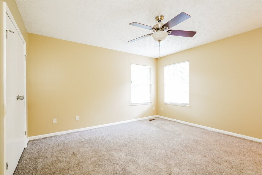 Building Photo - 5761 Pilgrim Dr