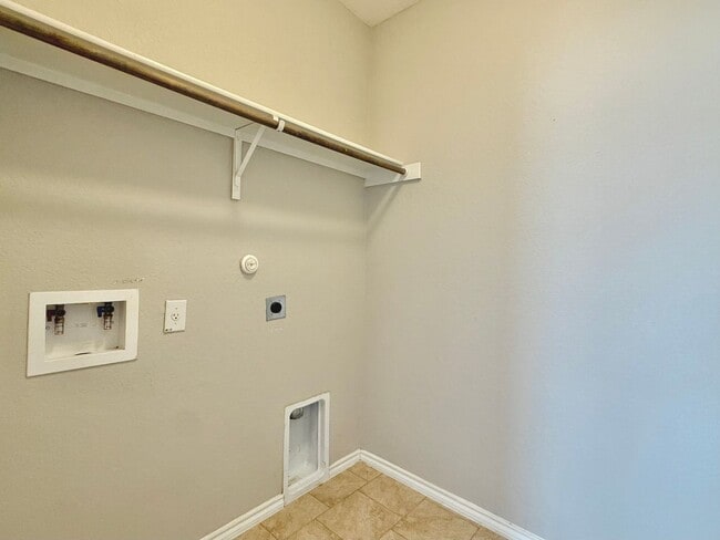 Building Photo - Northeast Crossing Neighborhood. Close to ...