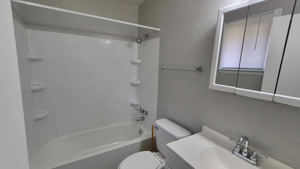 Building Photo - 262 E Nottingham Rd