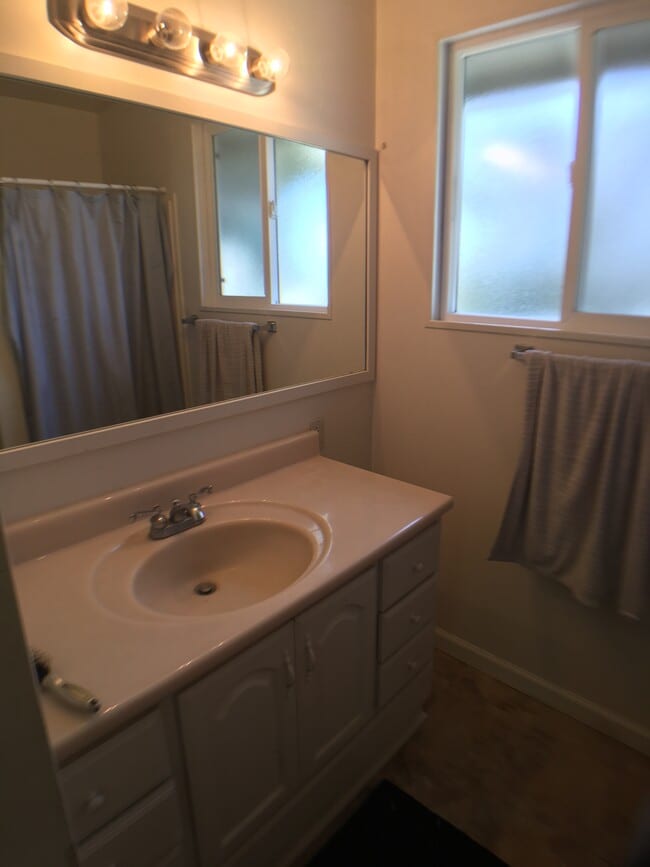 Building Photo - 221 Gillette Rd