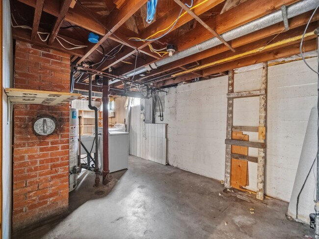 Building Photo - 2403 W Everett Ave