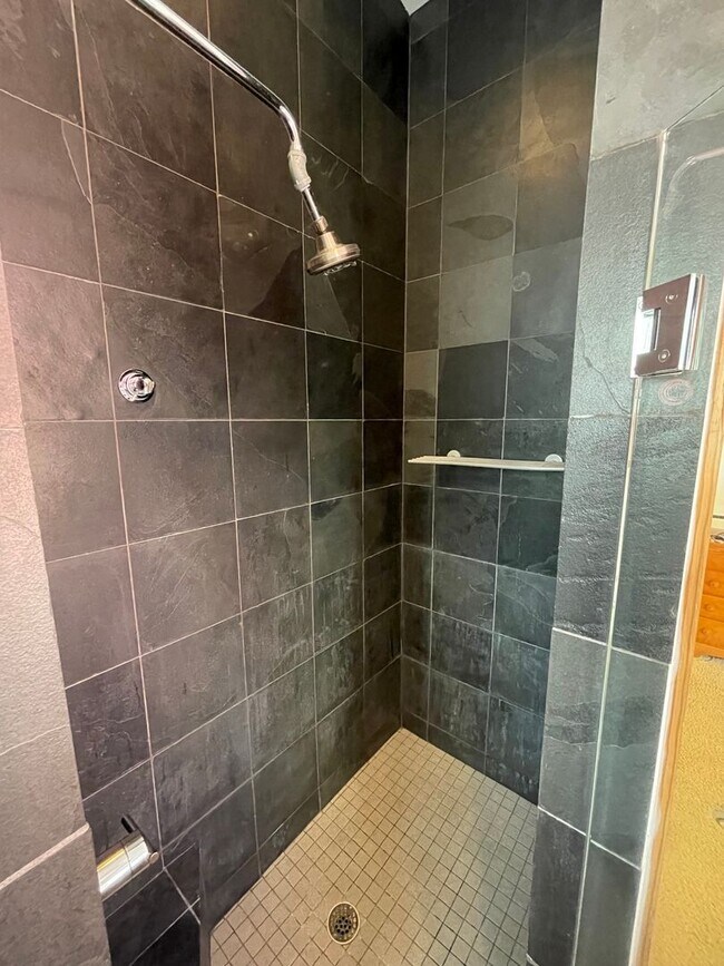 Building Photo - 3 Story Luxury Loft In The NW! Available F...