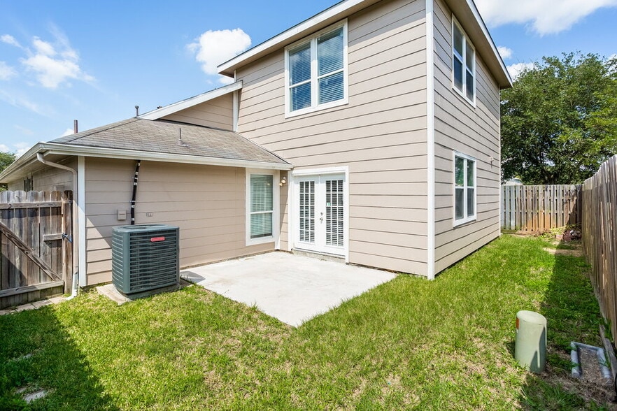 Building Photo - 19722 Twin Rivers Dr