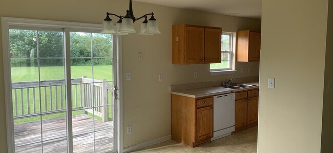 Building Photo - Stunning Country Home