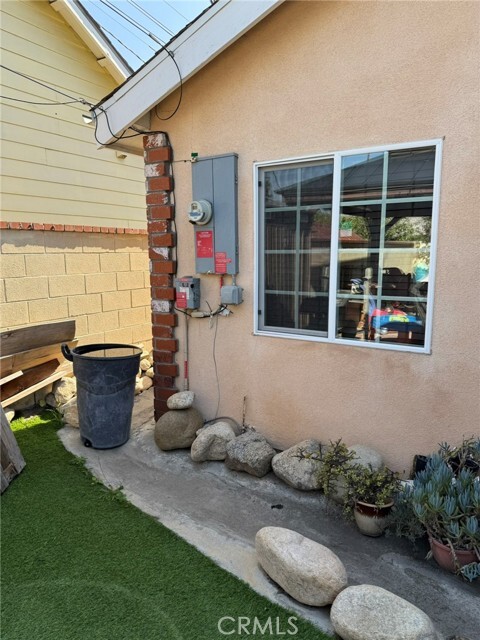 Building Photo - 1039 N Soldano Ave