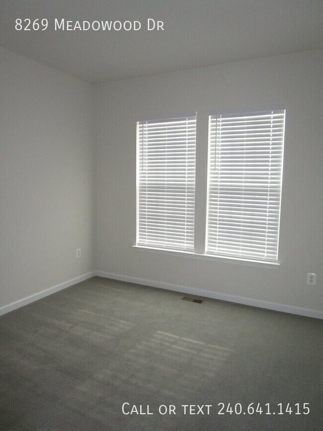 Building Photo - 8269 Meadowood Dr