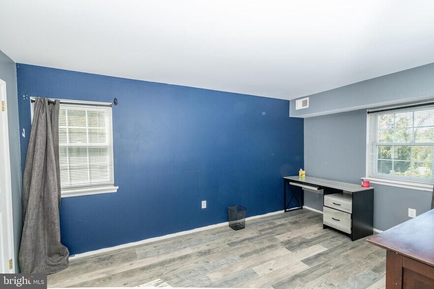Building Photo - 1821 Valley Dr