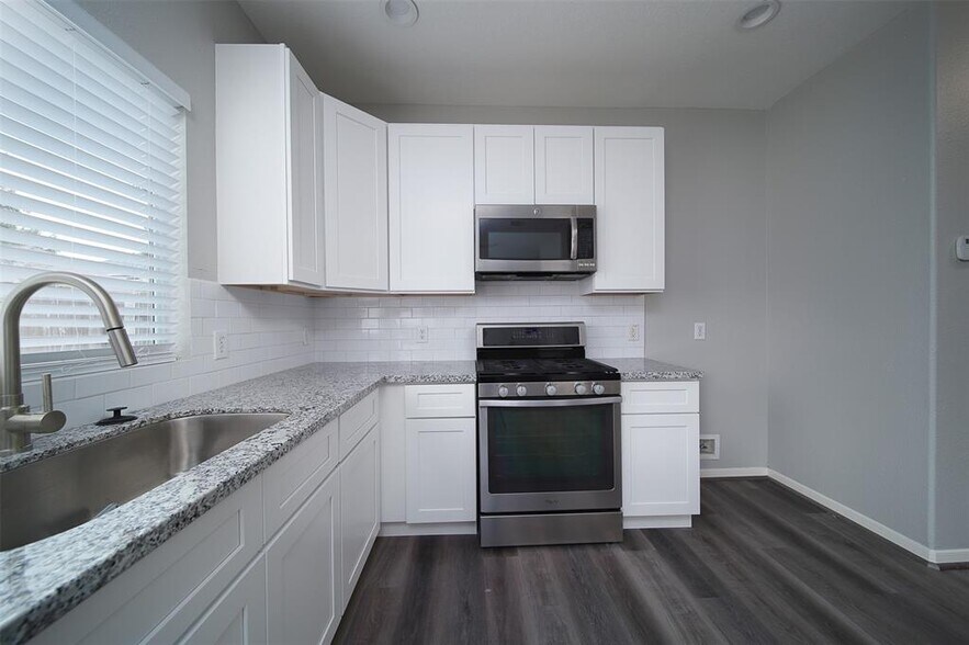 Building Photo - 15331 Hickory Dale St