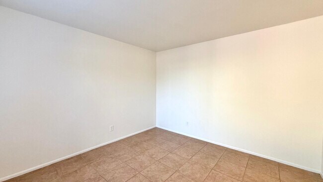 Building Photo - 1712 E Pepper Cir