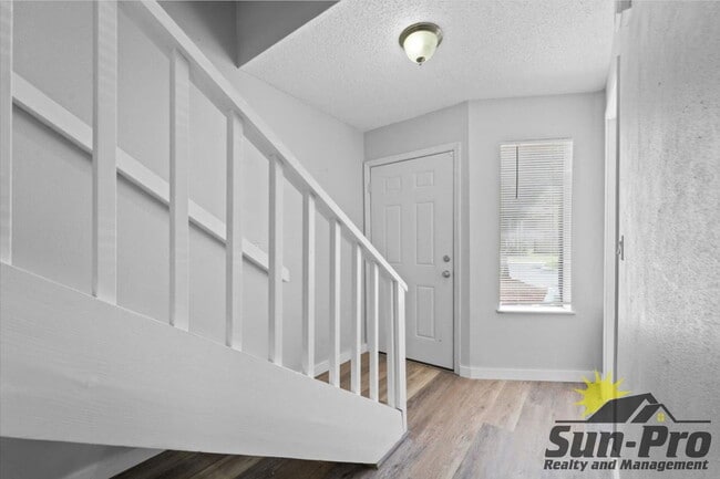 Building Photo - 3960 Oak Trail Run