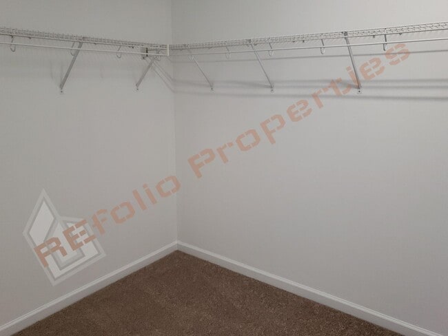 Building Photo - Lovely 4 Bedroom, 2.5 Bath Single-Family H...