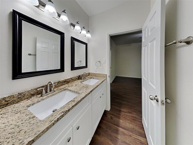 Building Photo - 2037 Vanamen Ct