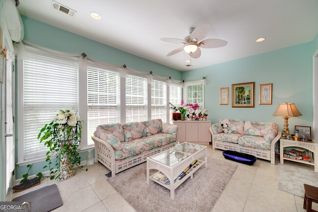 Building Photo - 230 Begonia Ct