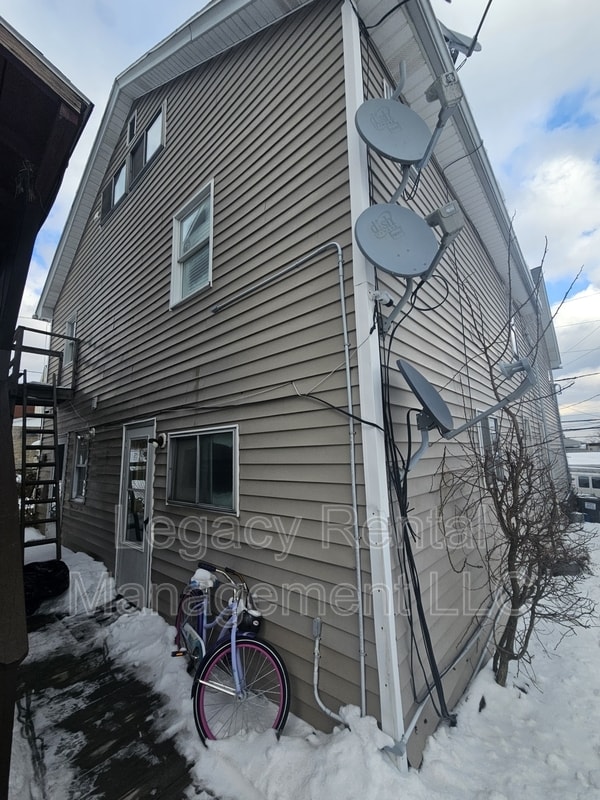 Building Photo - 3 Ridge St