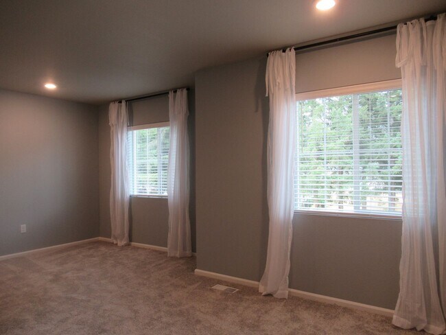 Building Photo - Large 5 bedroom, 2.75 bath home in Covington