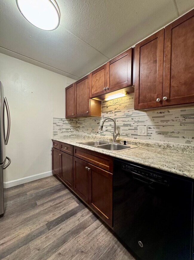 Building Photo - 270 Shorewood Dr