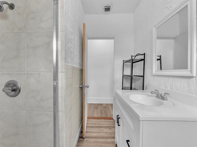 Building Photo - 1932 Dewey St