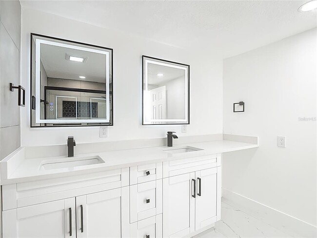 Building Photo - 9920 San Mateo Way