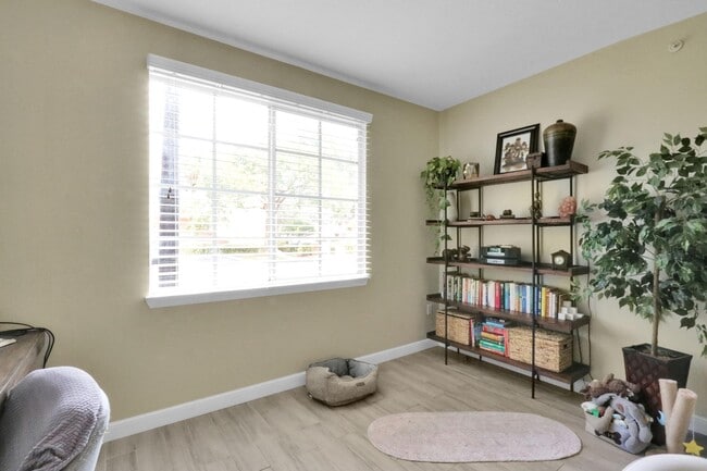 Building Photo - 2111 Myrtlewood Cir E
