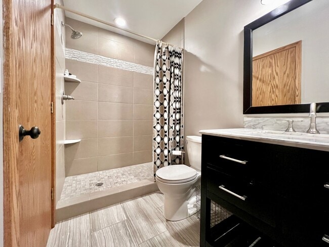 Building Photo - 6245 Summit Ct