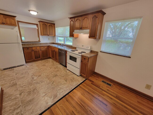 Building Photo - 1526 Highland Dr