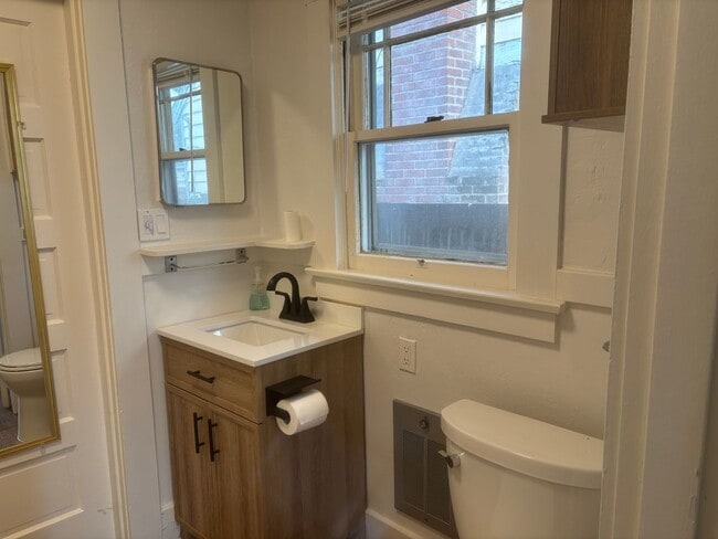 Building Photo - 2 Bedroom 1 Bath single family home