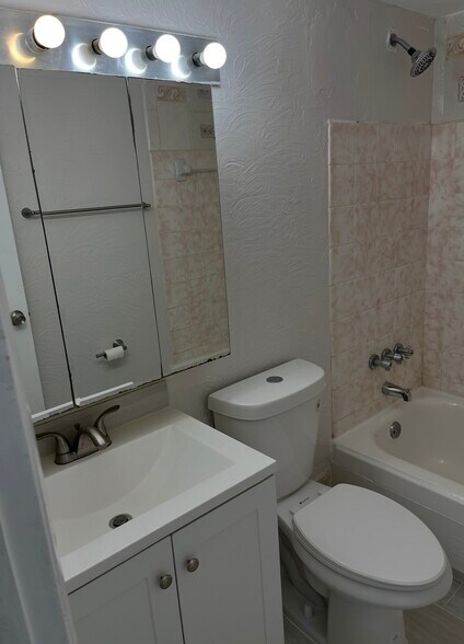 Building Photo - 1251 NE 108th St