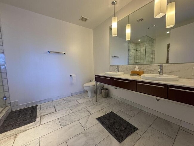 Building Photo - 4471 Dean Martin Dr