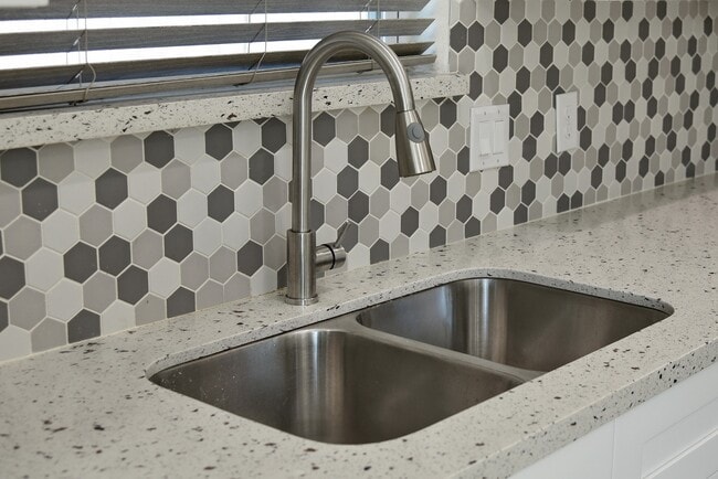 Building Photo - 5046 Van Fleet St