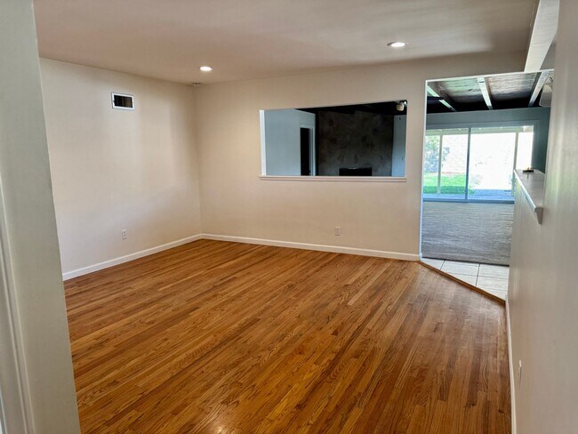 Building Photo - Beautiful House in Allied Gardens!